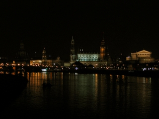Dresdens Altstadt bei Nacht - Kunstakademie,
Hofkirche und Semperoper